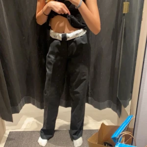 Dickies 874 - Riktiga dickis byxor som knappt är använda, köpte de dock hör på Plick men jag tycker de är nästan nyskick💞 supercoola byxor men jag använder de tyvärr inte💞Det är w32 men om man har bälte passar de alla mindre storlekar😍Priset kan diskuteras!💞