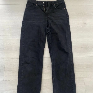 Jeans - Säljer dessa jeans från H&M. Dom är högmidjade och i storlek 38. De är straight i modellen! Dom är jätte fina på men kommer inte till andvändning. Kom privat för mer bilder!