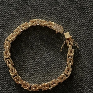 Guld armband - Helt nytt handarbetat guld.  53g samt 15st vvs diamanter. Väldigt fint armband :) Mötes på pantbank för bådas säkerhet.