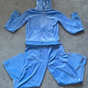 Ljusblått  juicy sett - Ett ljusblått juciy couture sett. Jag säljer detta settet pågrund av att det inte kommer till användning längre. Använts 5-10 gånger Max. Settet är i ett bra skick och har inga fläckar eller något på sig. Säljer för 400kr