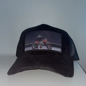 Skoovby velvet cap - Limiterad Skoovby kollektion från Zantiore. Org pris typ 500kr är aldrig använd.