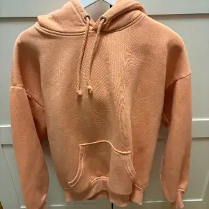 Säljer den här supersnygga hoodien från bikbok i aprikosfärg!! Passar super bra nu till våren!!💞💞☺️