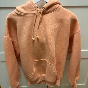 Snygg hoodie  - Säljer den här supersnygga hoodien från bikbok i aprikosfärg!! Passar super bra nu till våren!!💞💞☺️
