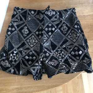 ZARA SHORTS - Oanvända shorts från Zaras festival kollektion. Tror dom är köpta i Spanien i och med att QR koden tar en till spanska zara.  Dom är galet snygga men för små på mig.  Hämtas i södra Stockholm 