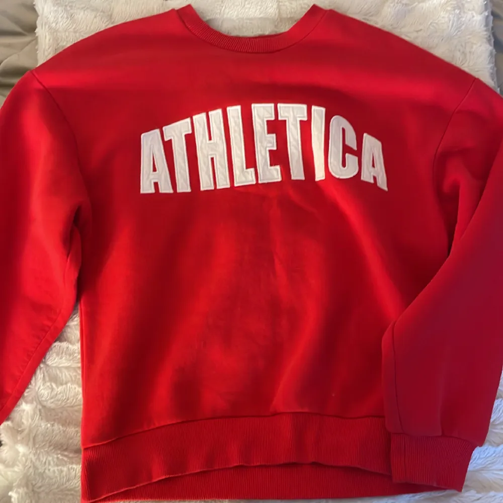 Jättefin röd sweatshirt ifrån Gina tricot. Priset kan diskuteras. Använd ett fåtal gånger. Jättesnygg till jeans eller kostymbyxor till exempel. . Tröjor & Koftor.