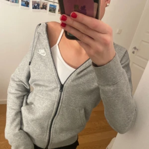 Nike tröja - Grå nike zip tröja i bra skick