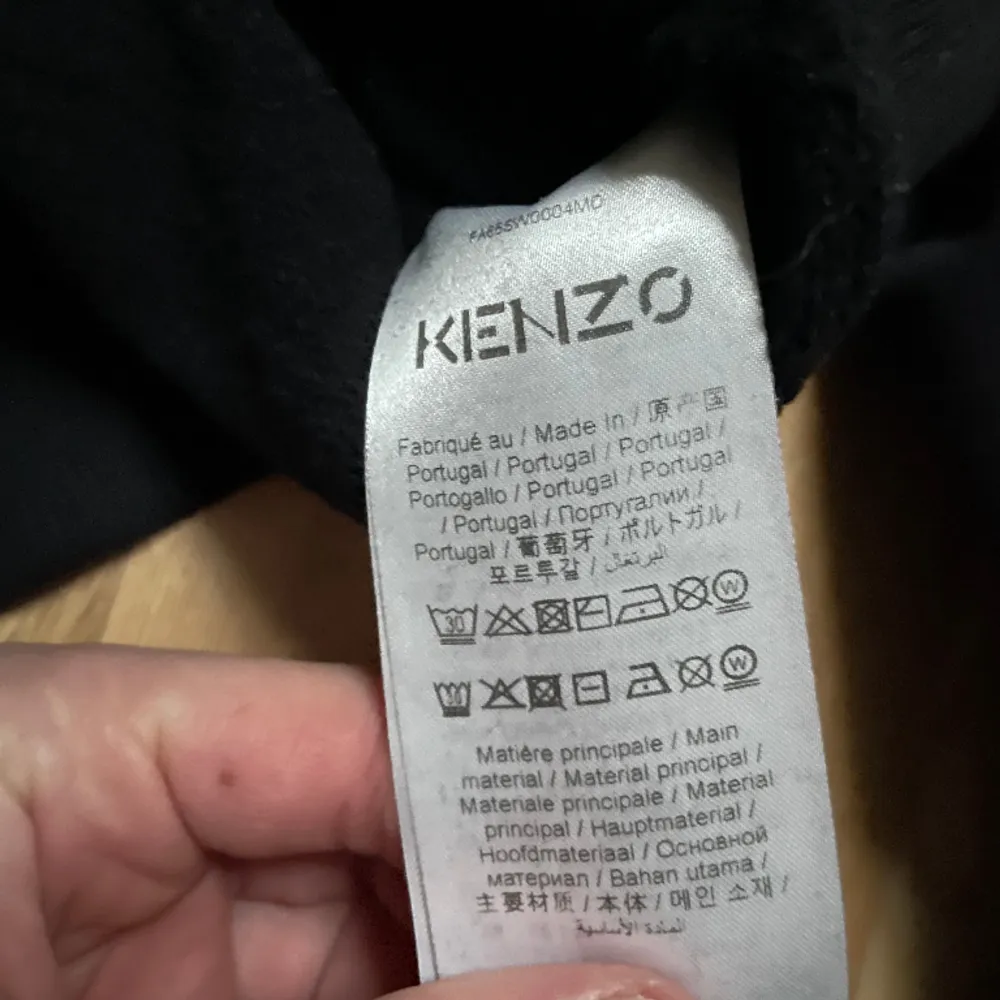 En väldigt fin sweatshirt från ”Kenzo”. I väldigt bra skick och köptes på NK förra året och säljer den för att den är för liten för mig (Pris kan diskuteras). . Tröjor & Koftor.