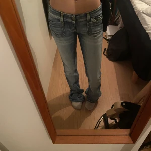 lågmidjade jeans - Svin snygga lågmidjade bootcut jeans från only som tyvärr är för stora för mig. Storleken på de är 30/36. Jättefina detaljer på de!!!!! jag är 169