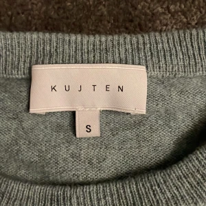 Kujten tröja  - Jätte fin stickad kujten tröja i kashmir väldigt bra skick!!