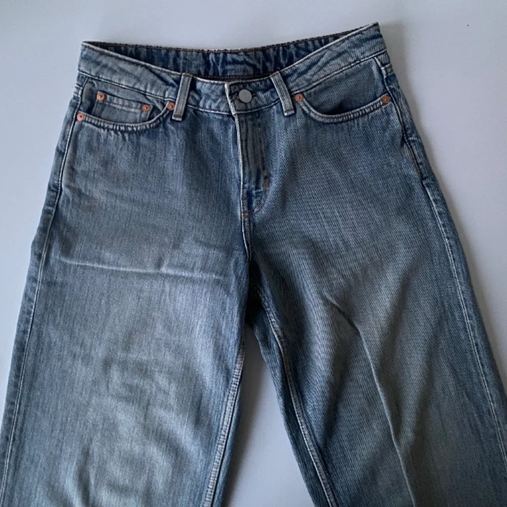 Weekday Ample Low Loose jeans i färgen stained blue. Knappt använda, perfekt skick. Slutsåld på hemsidan. Inneben-77cm  Ytterben-100cm Midja-37cm  Midjehöjd-24cm  Vidd-26cm. Jeans & Byxor.
