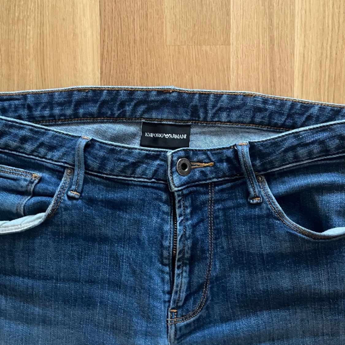 Ett par riktigt feta Armani jeans, säljer de på grund av att det är för små. - 90