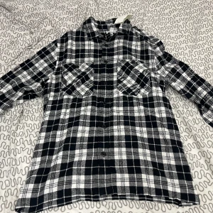 Overshirt HM - Säljer då den inte kommer till användning. / Aldrig använd med prislappen kvar.