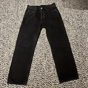 Weekday space relaxed jeans - Tjena! Säljer ett par svarta jeans från weekday i modellen space relaxed. Jeansen är endast använda ett fåtal gånger och har inga tecken på användning. Pris kan diskuteras. Skriv gärna om du har några frågor eller funderingar.