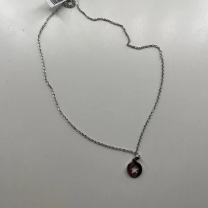 Halsband - Silverhalsband med stjärnberlock. Aldrig använd.  Org pris: 120kr 90kr+frakt 📦 