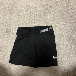Träningsshorts  - Säljer dessa Nike tränings shorts💓💓