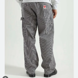 Carhartt byxor - Säljer ett par carhartt byxor som knappt är använda. Storleken är unisex. De är marinblå med vita ränder. Pris kan diskuteras🩵