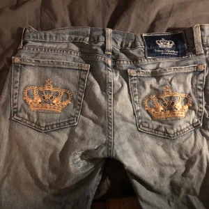 Låg midjade bootcut Victoria Beckham Jeans - Köpte på Plick säljer för dom är för stor i midjan jeansen har ett håll i innerlåret som inte syns när man har på jeansen men annars är dom som vanligt innerbenslängden 75 midjemåttet 79