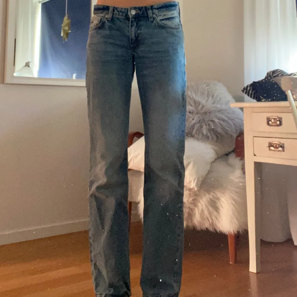 Säljer dessa Arrow jeans från Weekday🩷kan nog räkna på en hand hur många gånger jag använt dom, så väldigt fint skick!!! Storlek 27/34 och är peeerfekta för mig som är 178 cm😚😚minns inte riktigt vilken färg de är men vågar gissa på Seventeen Blue. Jeans & Byxor.
