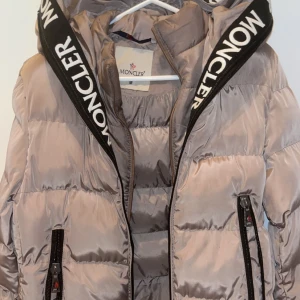 Moncler jacka  - Ej äkta, knappt använd. Strl M unisex jacka. Äkta streckkod vid scanning. Pris kan diskuteras!
