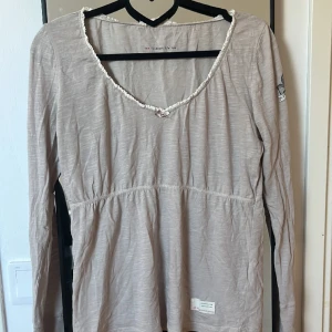 Odd Molly top - Långärmad tunn topp  ”Vibrant top” i en greige nyans Strl 2 