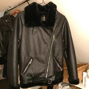 Fodrad skinnjacka - Jättegosig skinnjacka i konstskinn designad av Pernilla Wahlgren som är helt ny💗