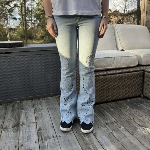 bootcut jeans!  - Coola ljusa bootcut jeans med hål som mönster där nere!🩵 