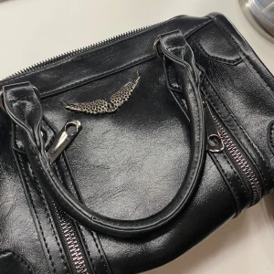 Zadig väska kopia - Säljer en Zadig väska som är en kopia. Köpt i Grekland för 550 kr, säljer för 400kr. Helt oanvänd! Finns långt band även om man föredrar det🫶🏼💘