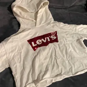 Levi's hoodie croppad, dammodell storlek M funkar bra som S. Loggan är i paljetter