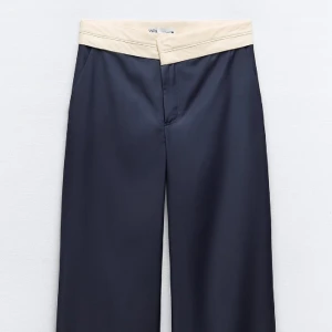 Söker dessa mörkblå kostymbyxor från Zara med vit kant - Helst storlek M men även andra storlekar är intressant 😊