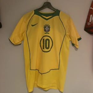 Ronaldinho fotbollströja retro - Säljer min Ronaldinho Retro tröja, köpt från en mystery box, aldrig använd, pris kan disskuteras, skriv för fler bilder m.m