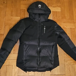 Sail Racing Down Jacket - Nyskick Str M Köpt för ca 2 mån sedan Säljer för att den knappt blivit använd  Nypris 3499 på stadium