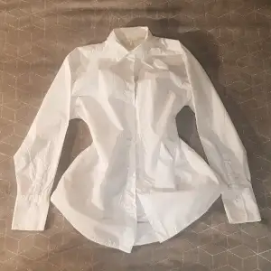 Väldigt fin vit skjorta, endast använd ett fåtal gånger❤ Kan stylas med en svart kjol som på sista bilden eller med ett par jeans💗 Det här är en riktig basic som alla borde ha till det nya året