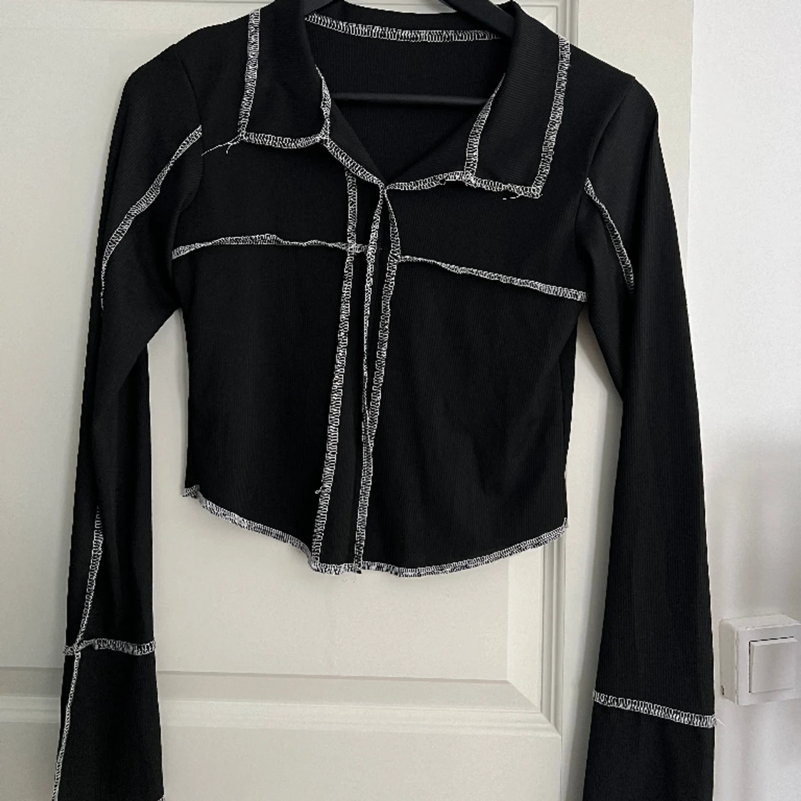 Svart topp synliga sömmar