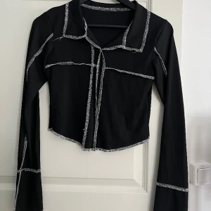 Svart topp synliga sömmar - Svart topp med synliga sömmar  