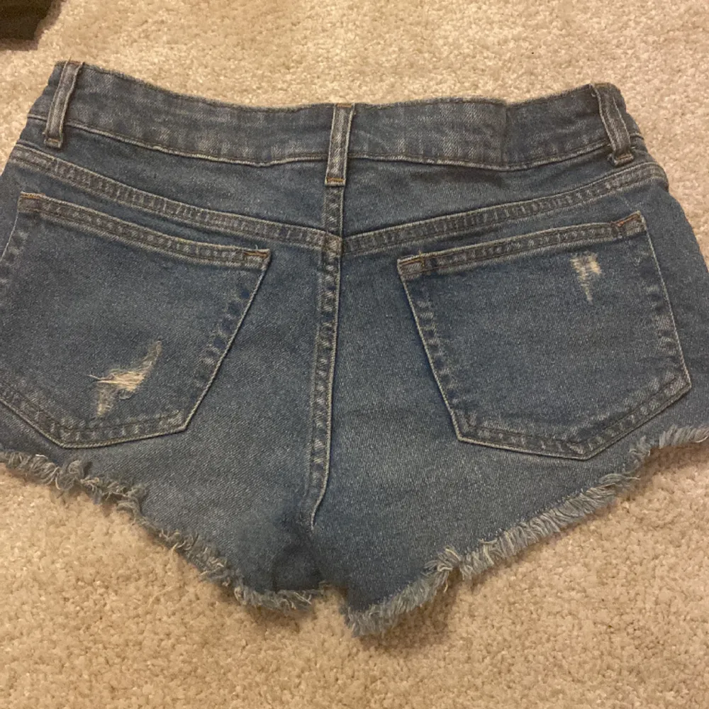 Säljer dessa lågmidjade jeansshorts från hm! Storlek 38 men passar också 36. Fint skick och perfekta till sommaren!💛☀️☀️. Shorts.