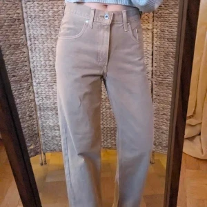 Levis jeans - Softa levi's jeans, använda endast 1 gång så de är som nya! 🌟 Strlk 27. Nypris: 800kr