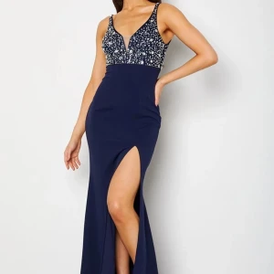 Använd bara en gång - Lyxig balklänning från BUBBLEROOM. - Övre delen är tillverkad i en mesh övertäckt med dekorativa stenar. Nederdelen är tillverkad i en stretchig kvalité med vackert fall. - Slits framtill i sidan. - Försluts med dold dragkedja mitt bak. - Längd från axel: