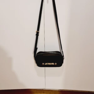 LOVE MOSCHINO  - Axelremsväska,  äkta LOVE MOSCHINO. I väldigt fint skick 