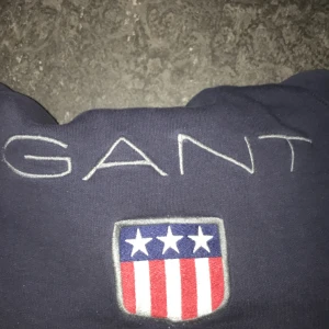 Mörkblå hoodie  - En hoodie från gant som inte kommer till användning längre köpte för ca 600 men säljer för 150💕