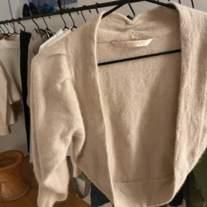 Bolero liten kofta  - Jättefin att ha till linnen om man vill vara lite mer klädd, säljs pågrund av att den inte kommer till användning 