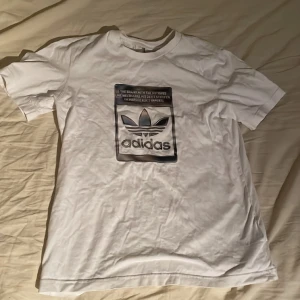Adidas t-shirts  - 2-150kr 1-90kr Bra skick
