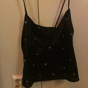 Topp - Gullig topp från Zara köpt här på plick ❤️ Passade inte mig så säljer därför Köpt för 130kr