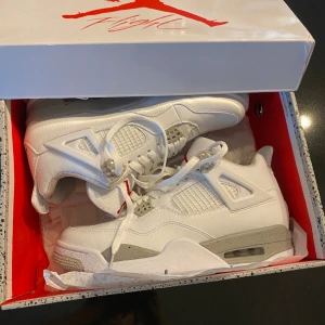 Jordan 4 oreos - Jordan 4 oreos i storlek 43 och 44 box ingår, kvitto ingår ej, utav bästa material och bästa kvalite, skriv vid intresse!