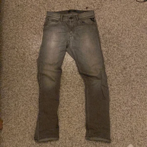 Replay jeans - Tjena säljer ett par replay jeans i slim fit och  i storlek 28/30 som sitter lite stort på mig som är 166 pris kan också diskuteras