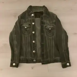 Skit häftig True religion jacka i färgen khaki! 😍😍🗣️🙏 super fet, den är i storlek medium och är i skit bra condition 😮‍💨😮‍💨❤️‍🩹🔥💯🔜 Skriv om ni undrar ngt! 