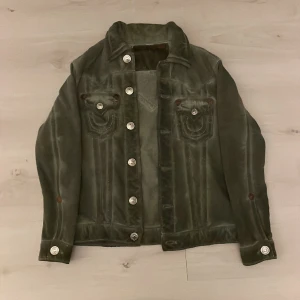 True religion jimmy jacket  - Skit häftig True religion jacka i färgen khaki! 😍😍🗣️🙏 super fet, den är i storlek medium och är i skit bra condition 😮‍💨😮‍💨❤️‍🩹🔥💯🔜 Skriv om ni undrar ngt! 