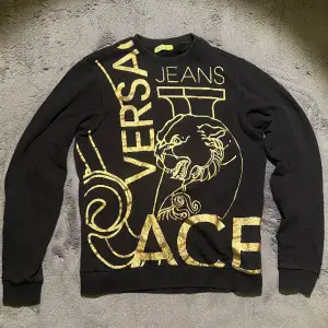 Säljer en Versace Jenas sweatshirt i storlek S, bra skick