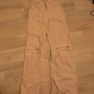 Jeans - Rosa jeans. Flared/ bootcut med hål (lite smutsiga på bilden men tvättas såklart innan )