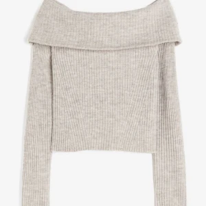 Stickad tröja  - Säljer en jätte fin off shoulder stickad tröja! Skriv om du har fler frågor💕pris kan diskuteras!