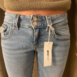 Lågmidjade jeans med dubbellknapp   - Säljer dessa skit snugga jeans frpn gina helt nya lågmidjade med dubbel knapp i storlek 164 vilket motsvarar typ 32! Säljer för 399!
